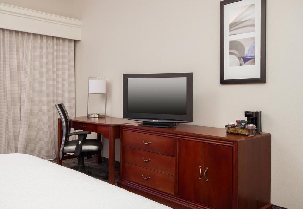 Courtyard By Marriott Palmdale Hotel Екстериор снимка