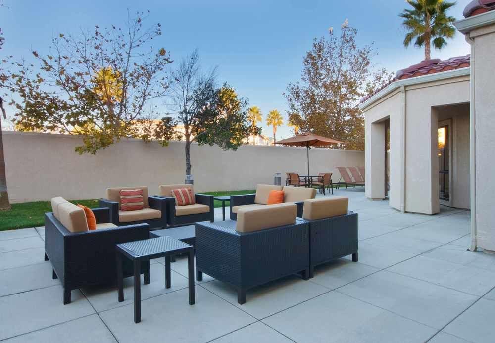 Courtyard By Marriott Palmdale Hotel Екстериор снимка