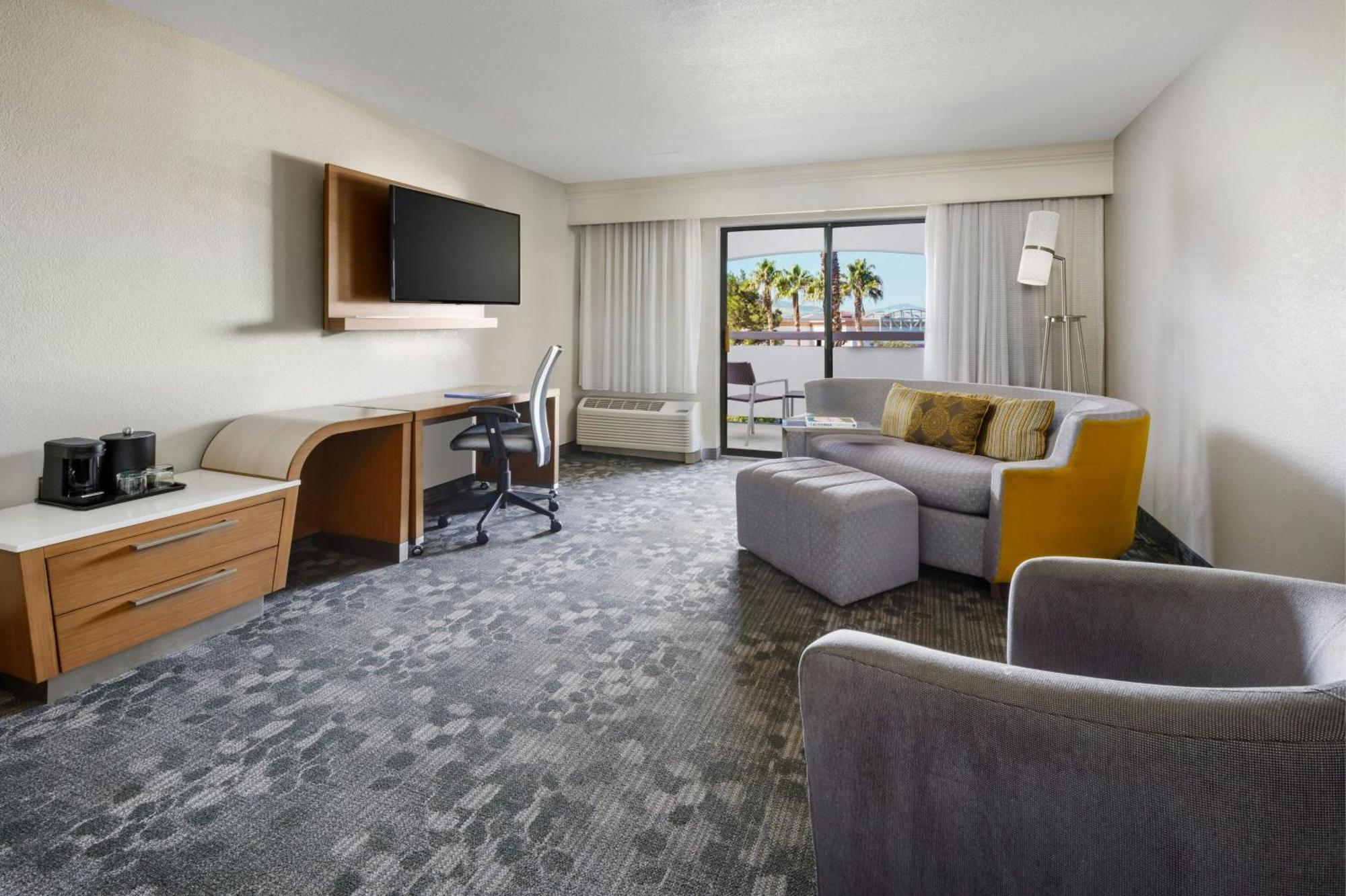 Courtyard By Marriott Palmdale Hotel Екстериор снимка